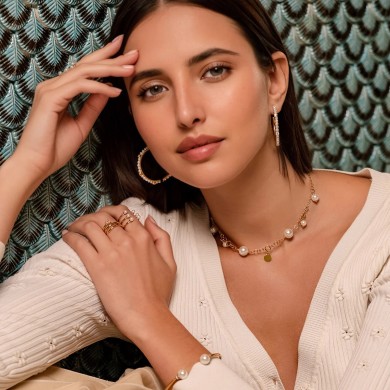 Round neck Rue des Mille with pearls and medal Whiteside GR-019 M4